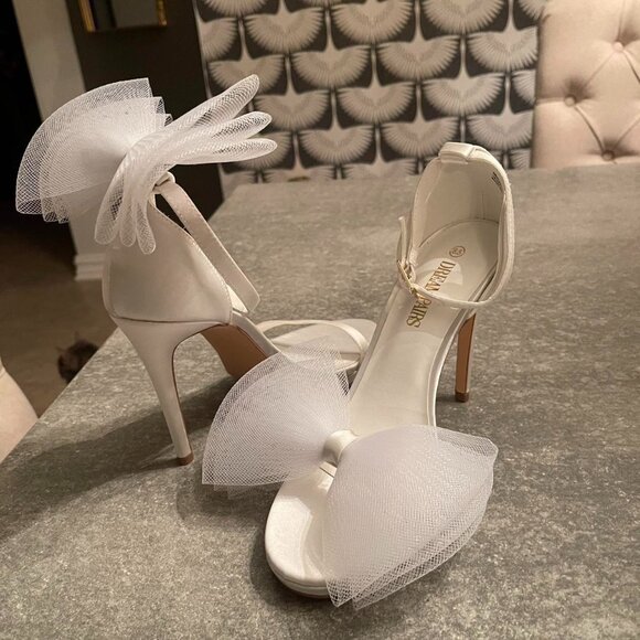 Shoes - White heels w/ bow, size 8.5